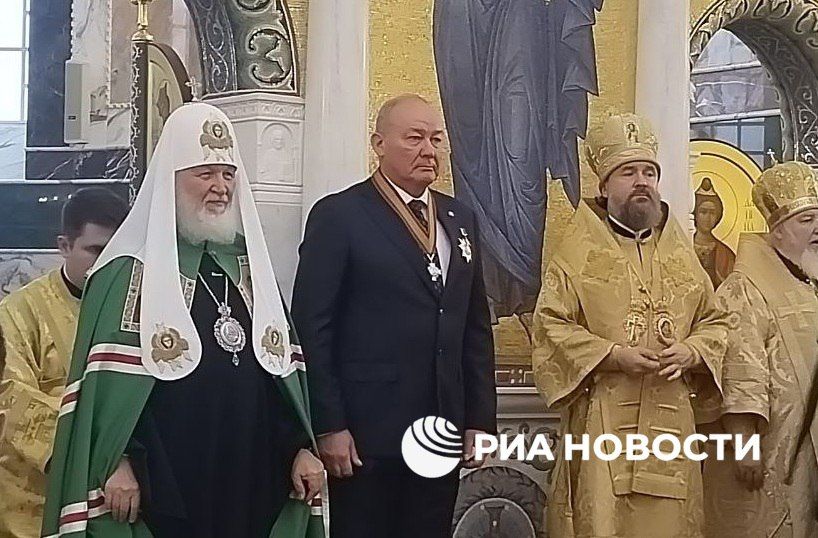 Патриарх Кирилл совершил чин великого освящения и провел литургию в храме святого Георгия Победоносца в Ростове-на-Дону - главном воинском храме Южного военного округа, передает корреспондент РИА Новости