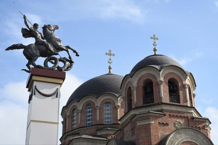 Как символ благой вести пасмурное до того небо озарилось ярким солнцем именно в тот момент, когда Патриарх Московский и всея Руси Кирилл завершил обряд освящения Храма святого великомученика Георгия Победоносца