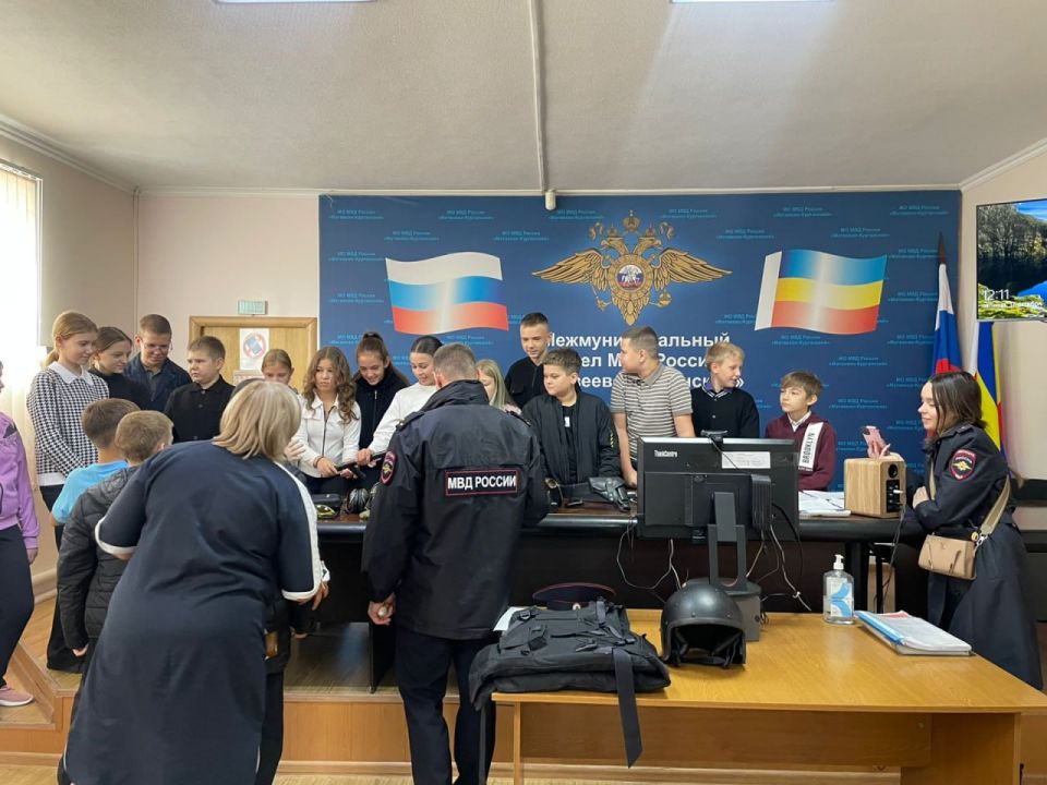 «Полиция детям»: В Матвеево – Курганском районе полицейские провели экскурсию для школьников