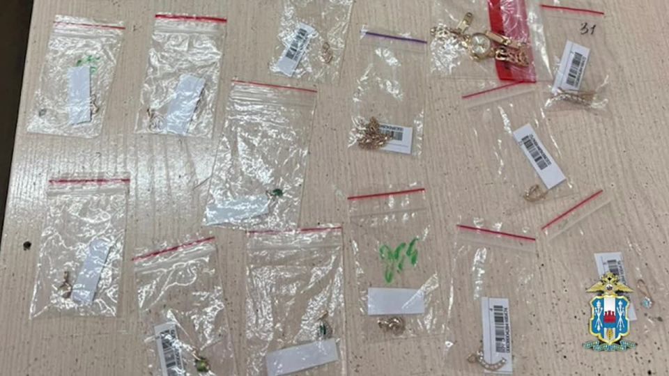 «Приходил в гости к знакомой»: в Новочеркасске полицейские раскрыли кражу ювелирных изделий и бытовой техники из квартиры