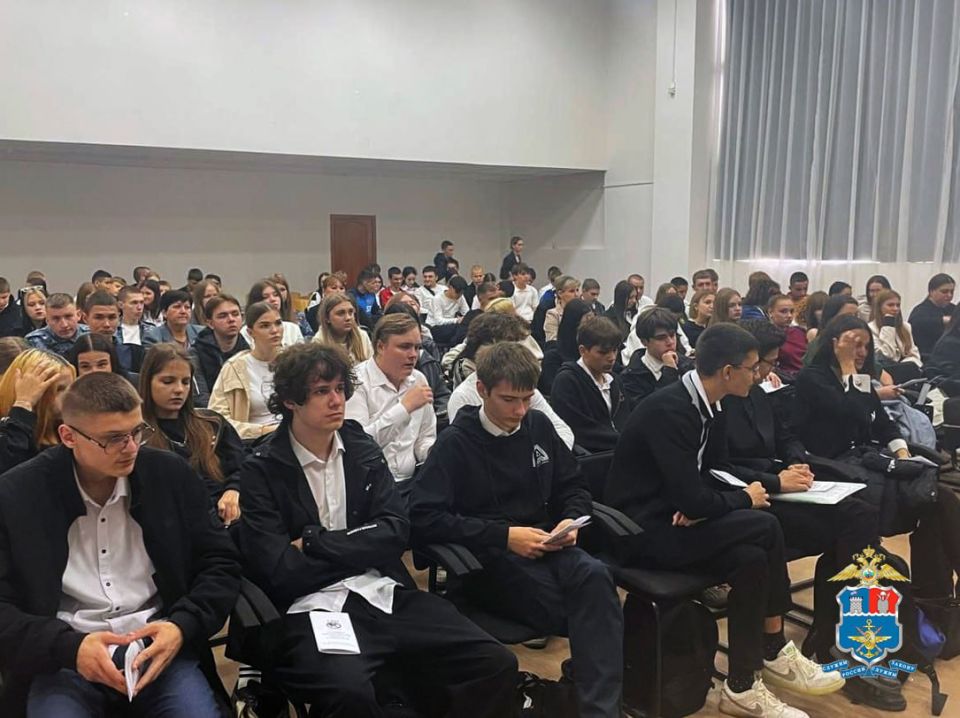 Транспортные полицейские в Сальске обсудили со студентами противодействие экстремизму и терроризму в молодежной среде