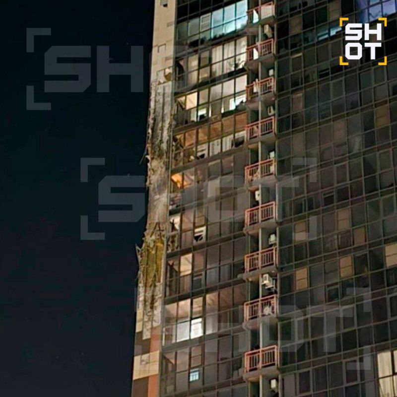 Осколки одного из уничтоженных беспилотников повредили жилую многоэтажку в Батайске