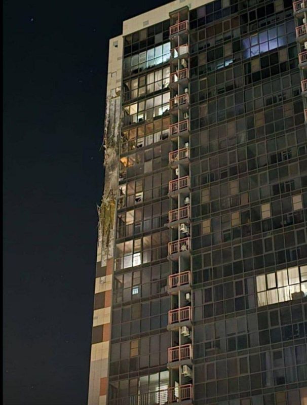 В Батайске в результате налета дронов повреждена жилая многоэтажка и несколько домов