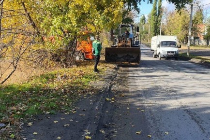 Продолжаются ежедневные работы по уборке и содержанию территории города