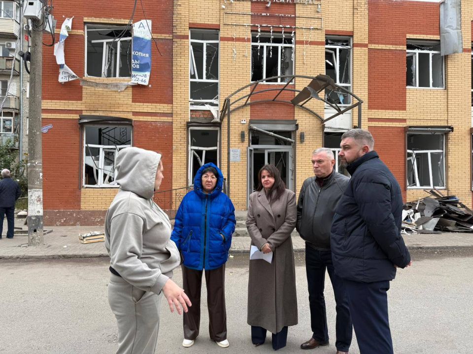 Коротко о текущей работе.. Ио главы города Елена Харсеева, заместители и председатель Батайской городской Думы Оксана Тумко снова выехали на адреса и проверили ход восстановительных работ. На улице Октябрьской осколки и...