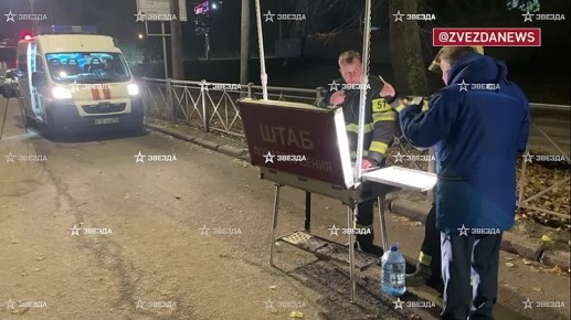 Большая дыра в Петербурге — там на улице Харченко в районе шахты коллектора внезапно просел асфальт