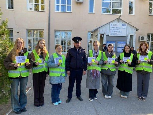 В Каменске-Шахтинском сотрудник Госавтоинспекции провел акцию «Засветись» со школьниками