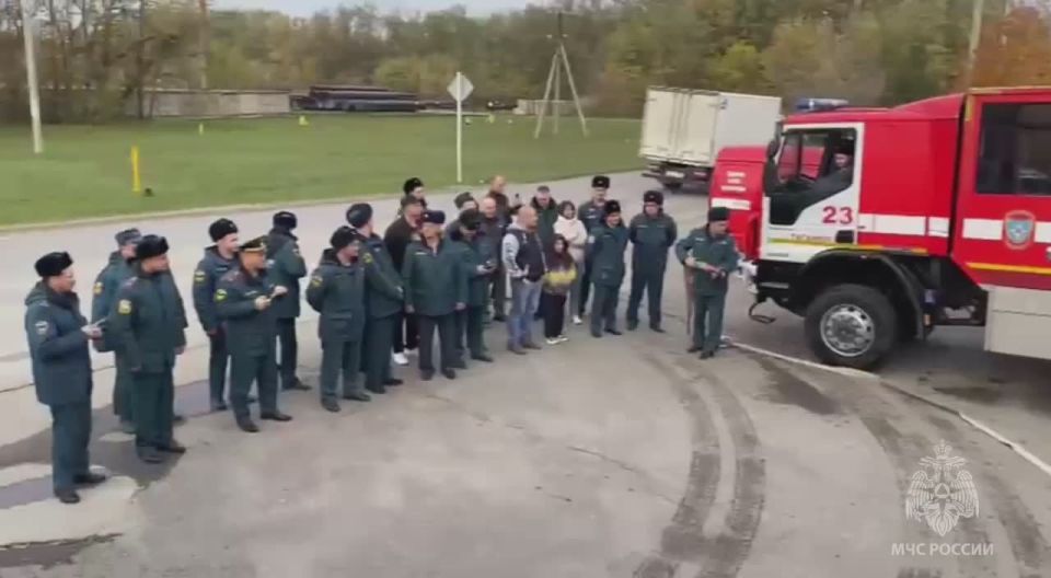 На пенсию под струи воды. Коллектив Таганрогского пожарно-спасательного гарнизона с уважением и благодарностью проводил на заслуженный отдых начальника караула 23 пожарно-спасательной части 6 пожарно-спасательного отряда...