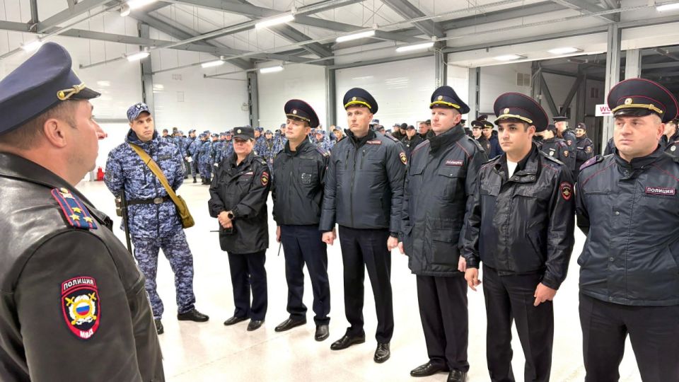 Более ста правоохранителей сегодня обеспечивают безопасность во время футбольного матча