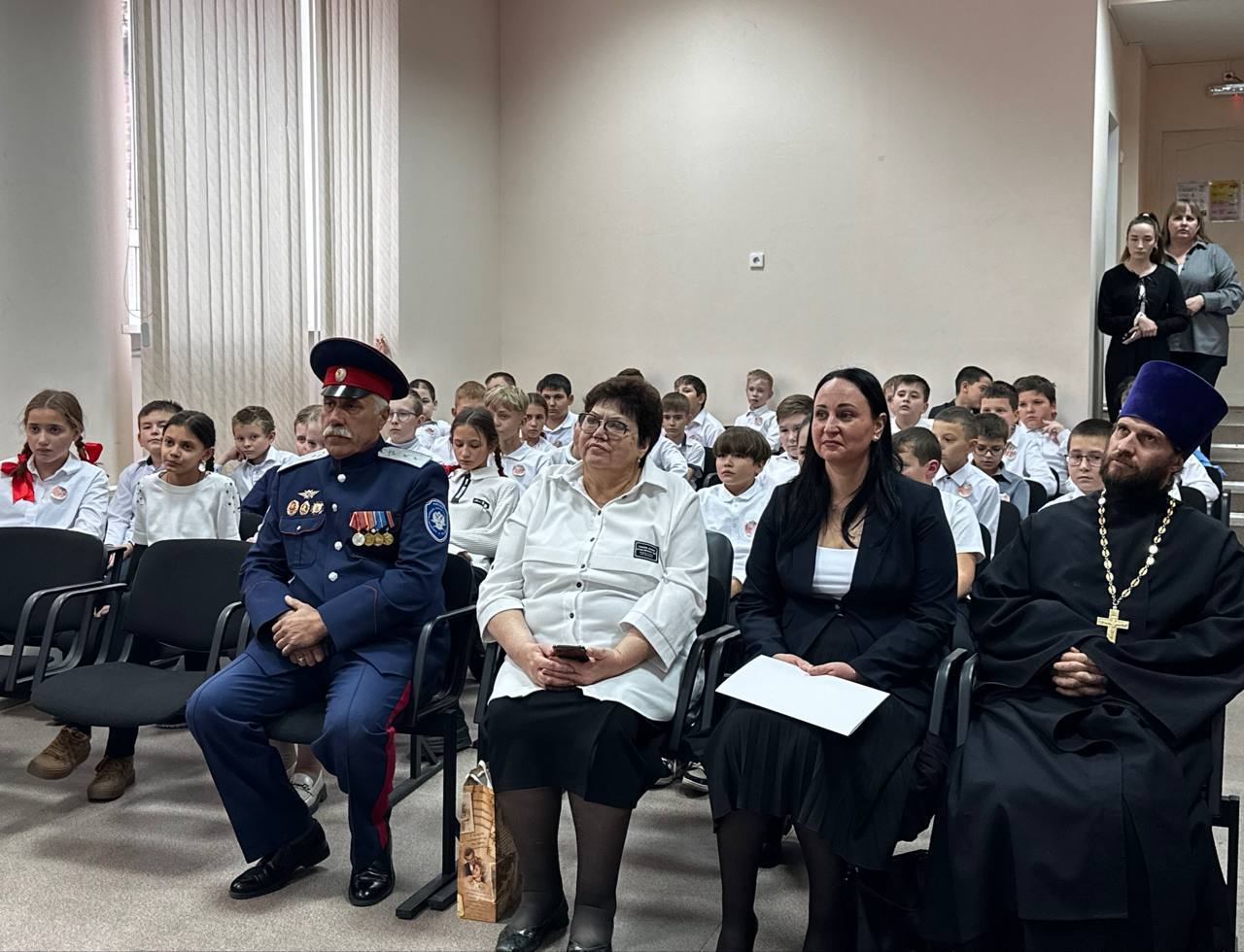 В по-осеннему украшенном зале собрались ученики пятых классов, для которых этот день стал особенным – ребят торжественно посвятили в казаки В по-осеннему украшенном зале собрались ученики пятых классов, для которых этот день стал особенным – ребят торжественно посвятили в казаки