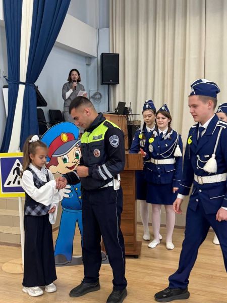 Посвящение первоклассников в пешеходы: донецкий инспектор провел мероприятие для школьников