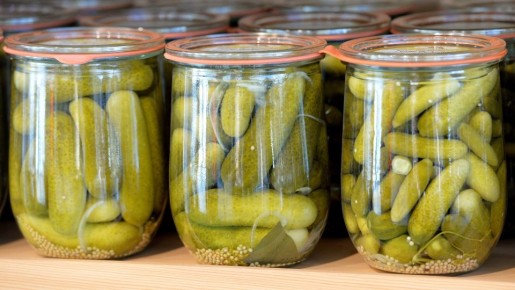 Хрустящие маринованные огурчики будут стоять на вашем столе через час: экспресс-рецепт