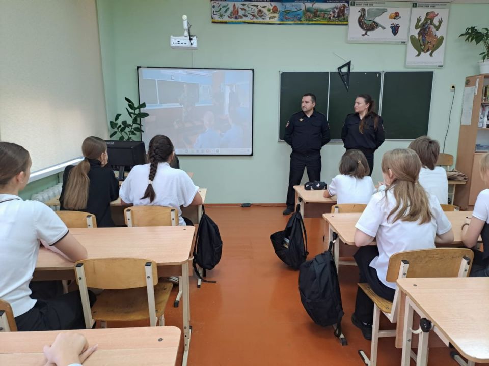 Сотрудники Семикаракорского отдела МВД провели урок учащимся «Полицейского класса»