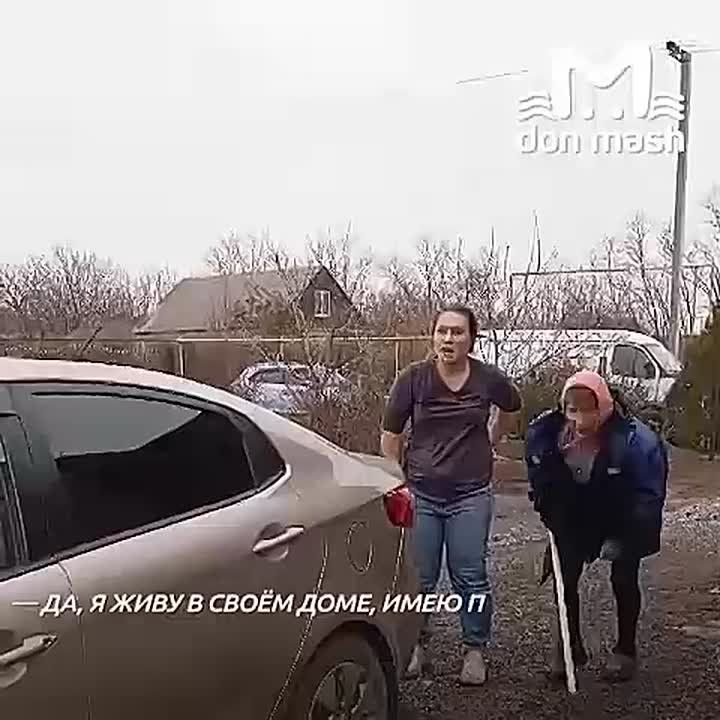 ШЕСТЬ лет приставы не могут разделить дом между бывшими супругами, потому что родня мужа буквально палками гонит их оттуда