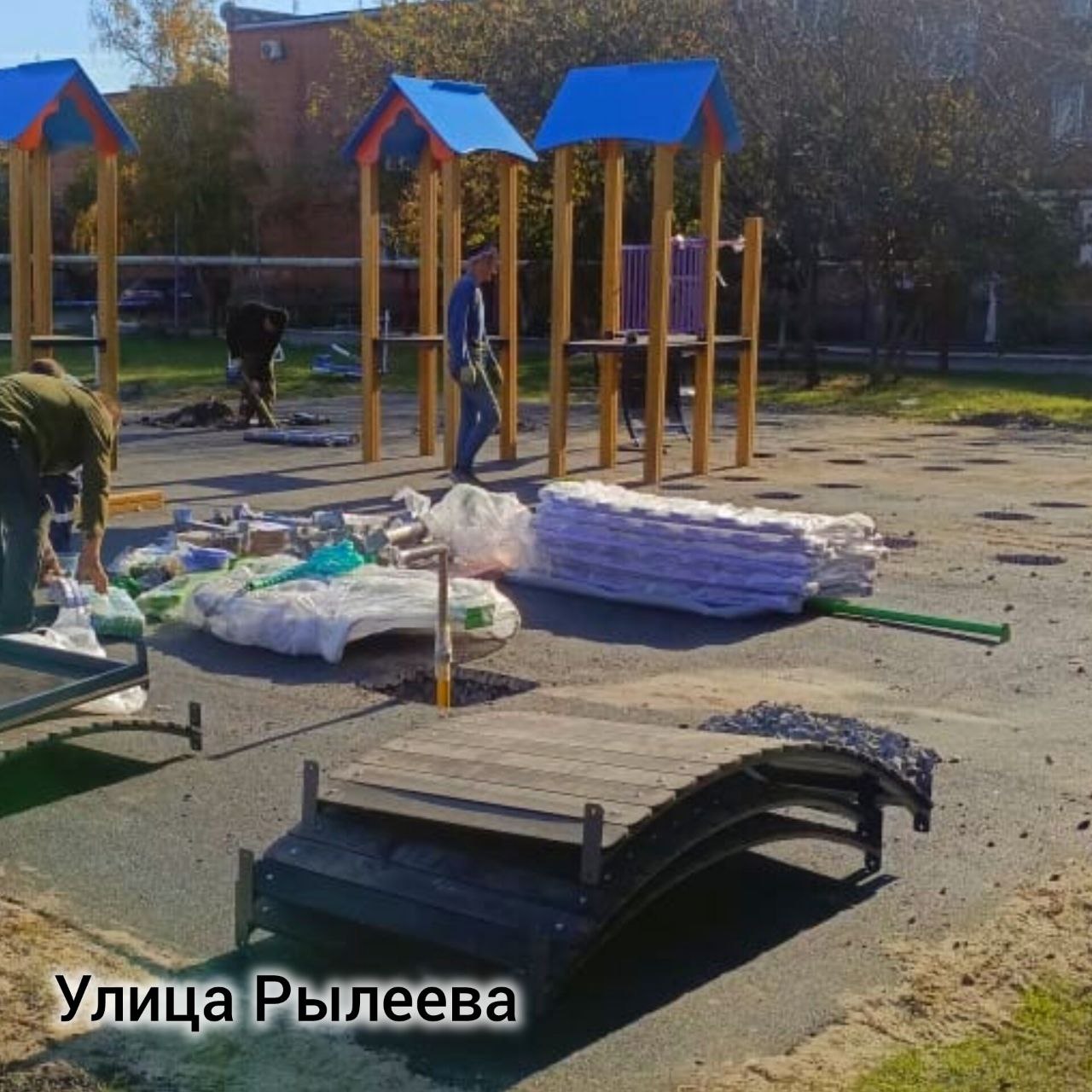 В Шахтах продолжаются работы по установке детских площадок по губернаторскому проекту «Территория детства» В Шахтах продолжаются работы по установке детских площадок по губернаторскому проекту «Территория детства»