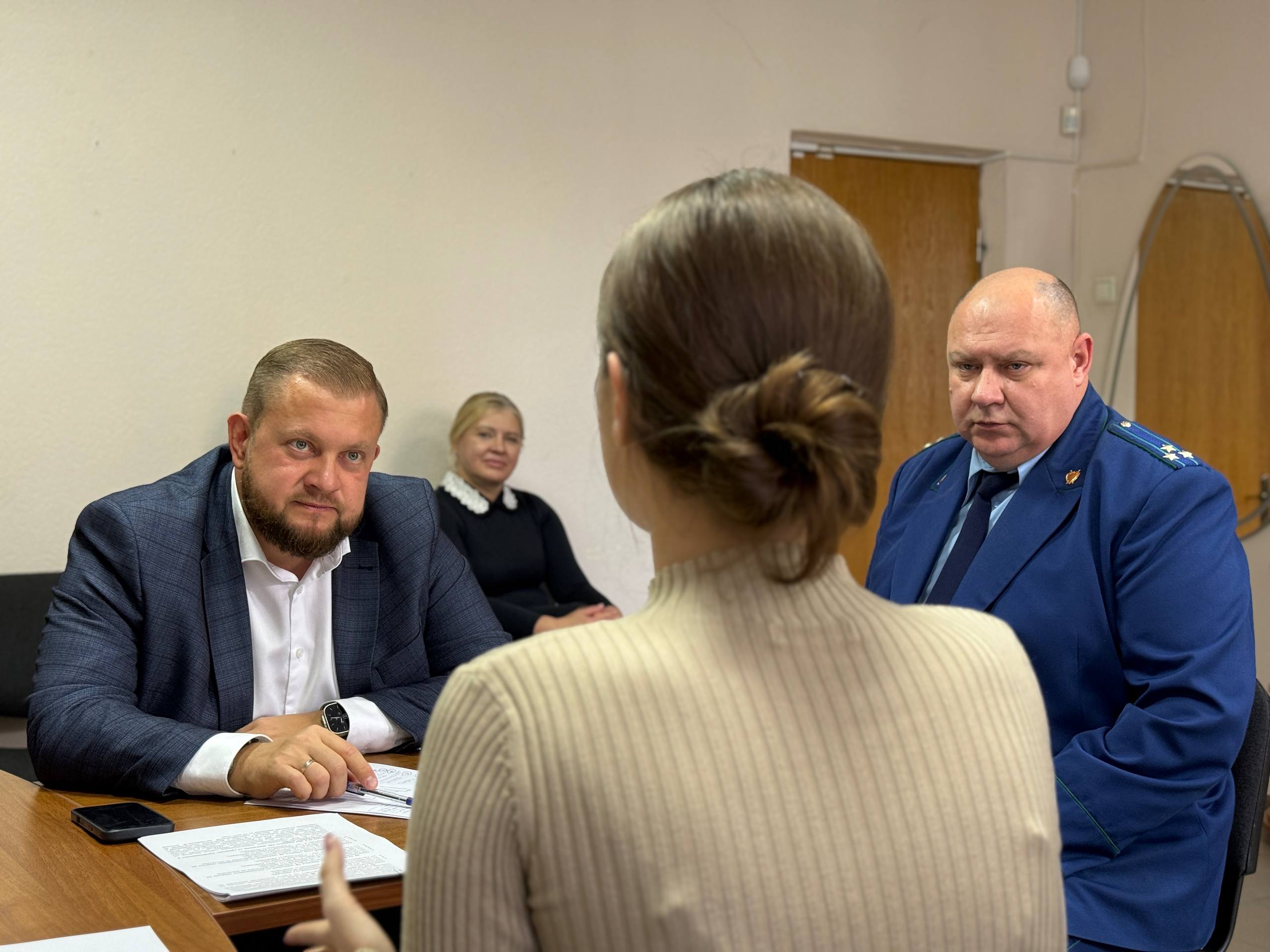 Сегодня вместе с прокурором города Романом Антошиным побывали в Управлении социальной защиты населения Сегодня вместе с прокурором города Романом Антошиным побывали в Управлении социальной защиты населения
