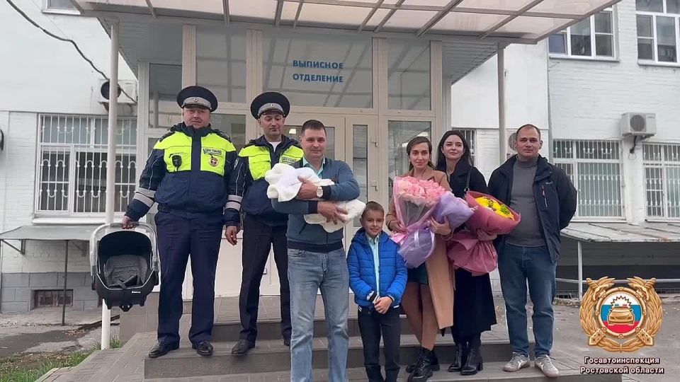 Инспекторы ДПС помогли будущим родителям добраться до роддома — и стали участниками радостного события