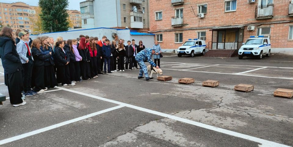 Полицейские организовали экскурсию для обучающихся «полицейских» классов Волгодонска