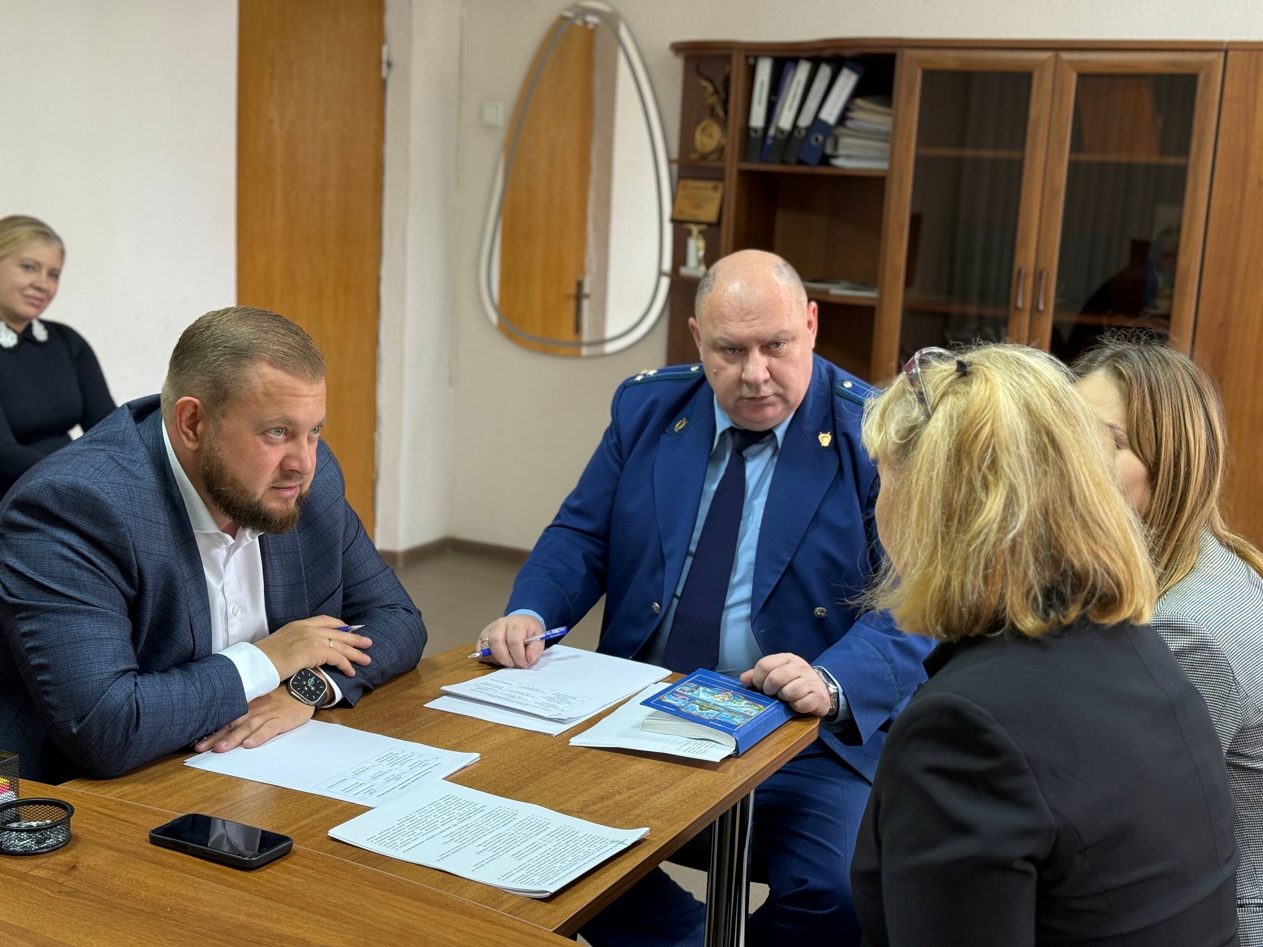 Сегодня вместе с прокурором города Романом Антошиным побывали в Управлении социальной защиты населения Сегодня вместе с прокурором города Романом Антошиным побывали в Управлении социальной защиты населения