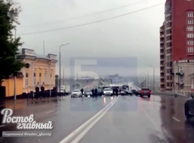 Сразу шесть машин столкнулись у Ворошиловского моста
