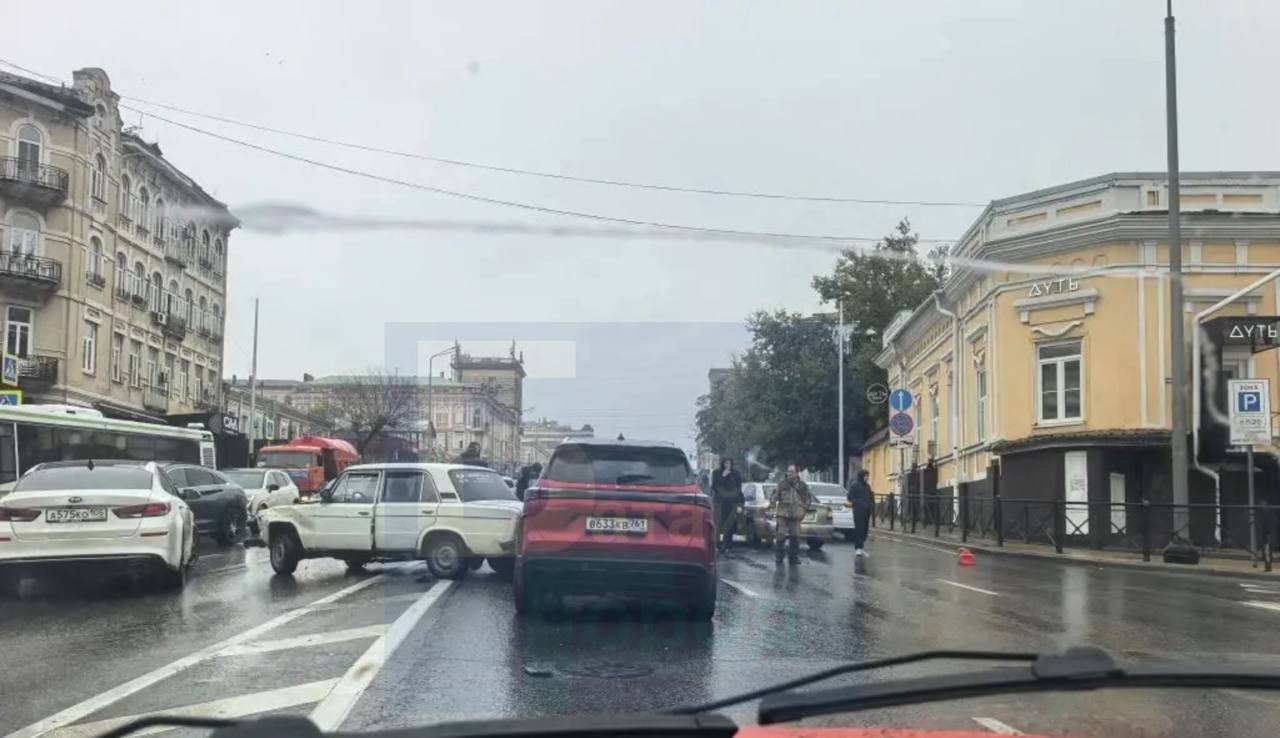 На въезде в Ростов образовалась огромная пробка из-за массового ДТП На въезде в Ростов образовалась огромная пробка из-за массового ДТП