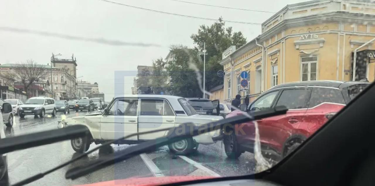 На въезде в Ростов образовалась огромная пробка из-за массового ДТП На въезде в Ростов образовалась огромная пробка из-за массового ДТП