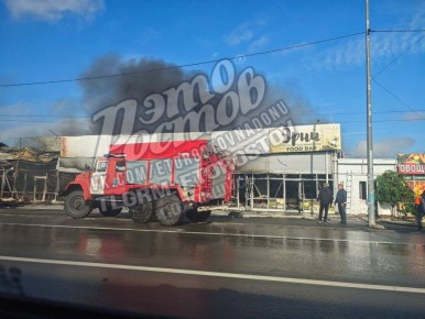 В станице Кагальницкой горят торговые павильоны