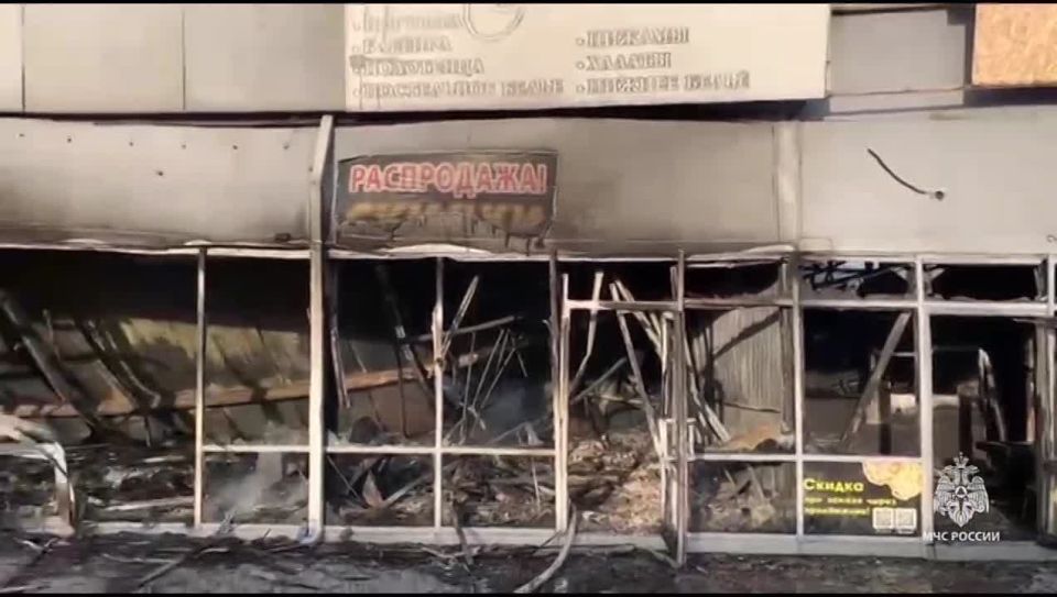 В станице Кагальницкой тушат загоревшийся магазин