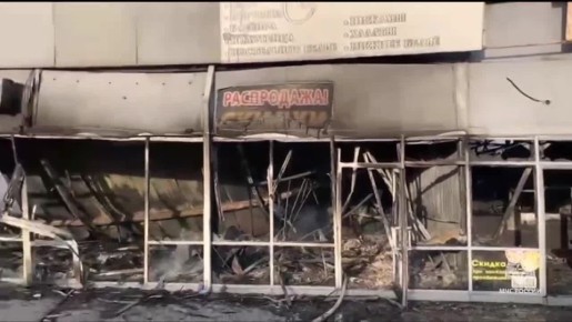 В станице Кагальницкой тушат загоревшийся магазин