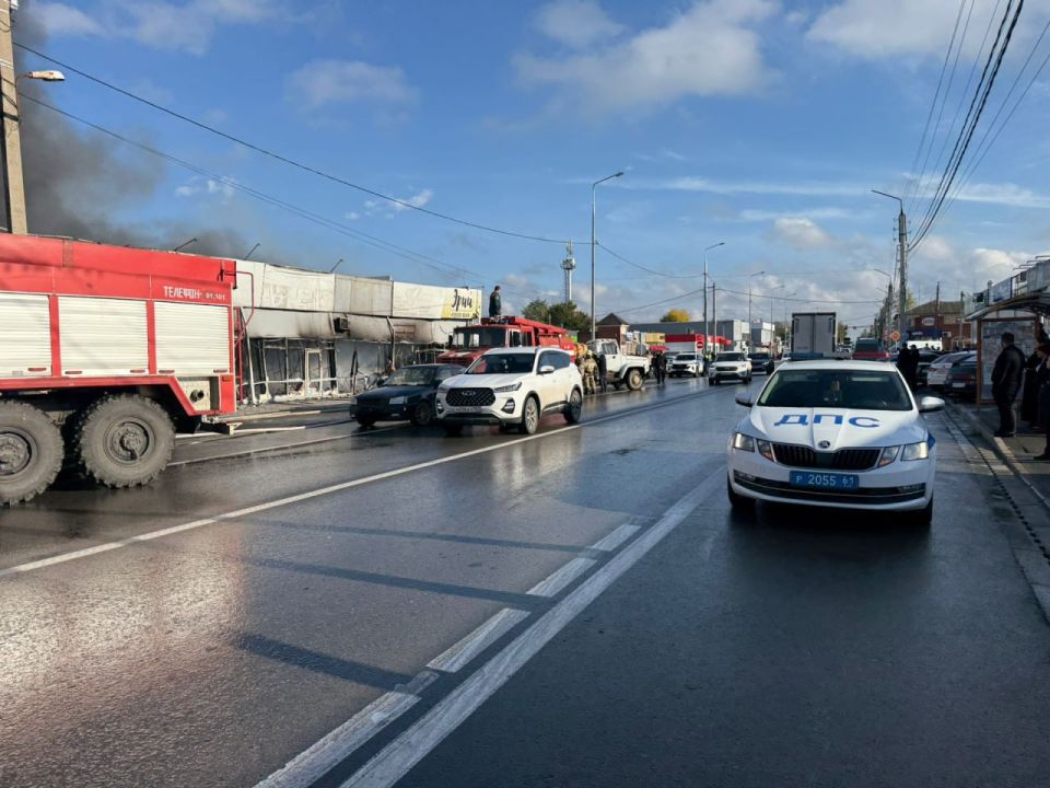 В станице Кагальницкой полицейские прямо сейчас обеспечивают охрану порядка на месте пожара