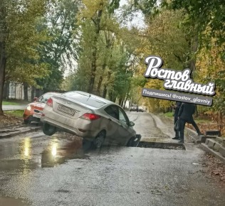 Автомобиль угодил в яму на 40-летия Победы и еще один внедорожник провалился на Селиванова в Ростове