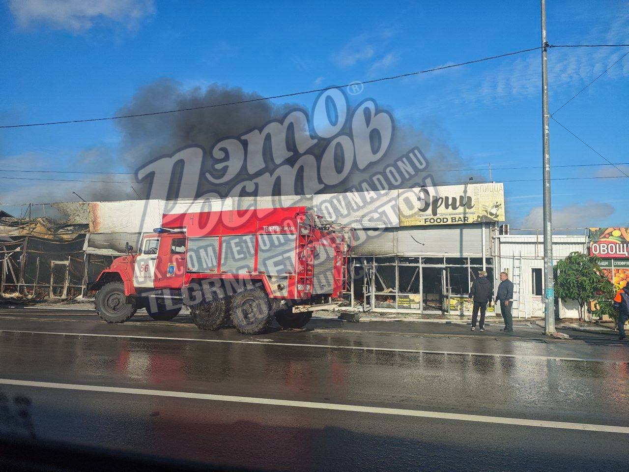 В станице Кагальницкой тушат загоревшийся магазин В станице Кагальницкой тушат загоревшийся магазин