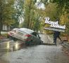 Автомобиль угодил в яму на 40-летия Победы и еще один внедорожник провалился на Селиванова в Ростове