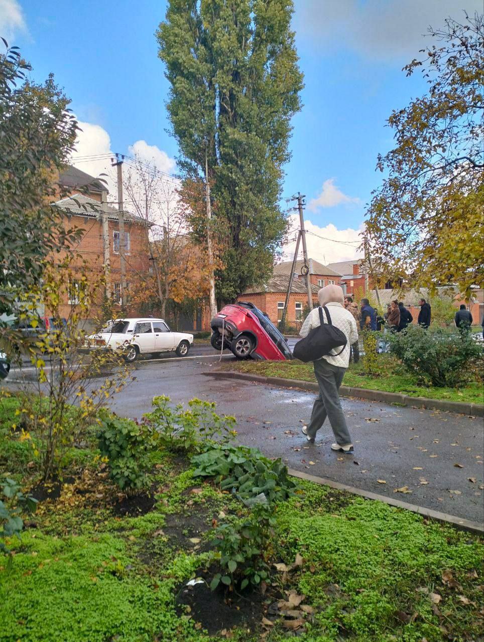 В две огромные ямы сегодня угодили машины В две огромные ямы сегодня угодили машины