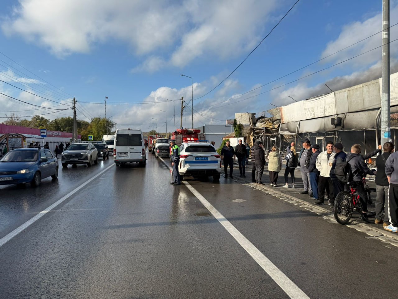 В станице Кагальницкой полицейские прямо сейчас обеспечивают охрану порядка на месте пожара В станице Кагальницкой полицейские прямо сейчас обеспечивают охрану порядка на месте пожара