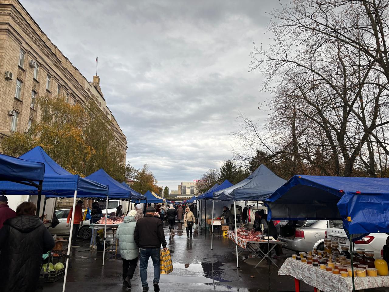 Сегодня в Шахтах, на территории, прилегающей к площади Ленина, проходит сельскохозяйственная ярмарка Сегодня в Шахтах, на территории, прилегающей к площади Ленина, проходит сельскохозяйственная ярмарка