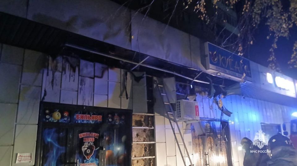 В Волгодонске загорелся фасад развлекательного центра