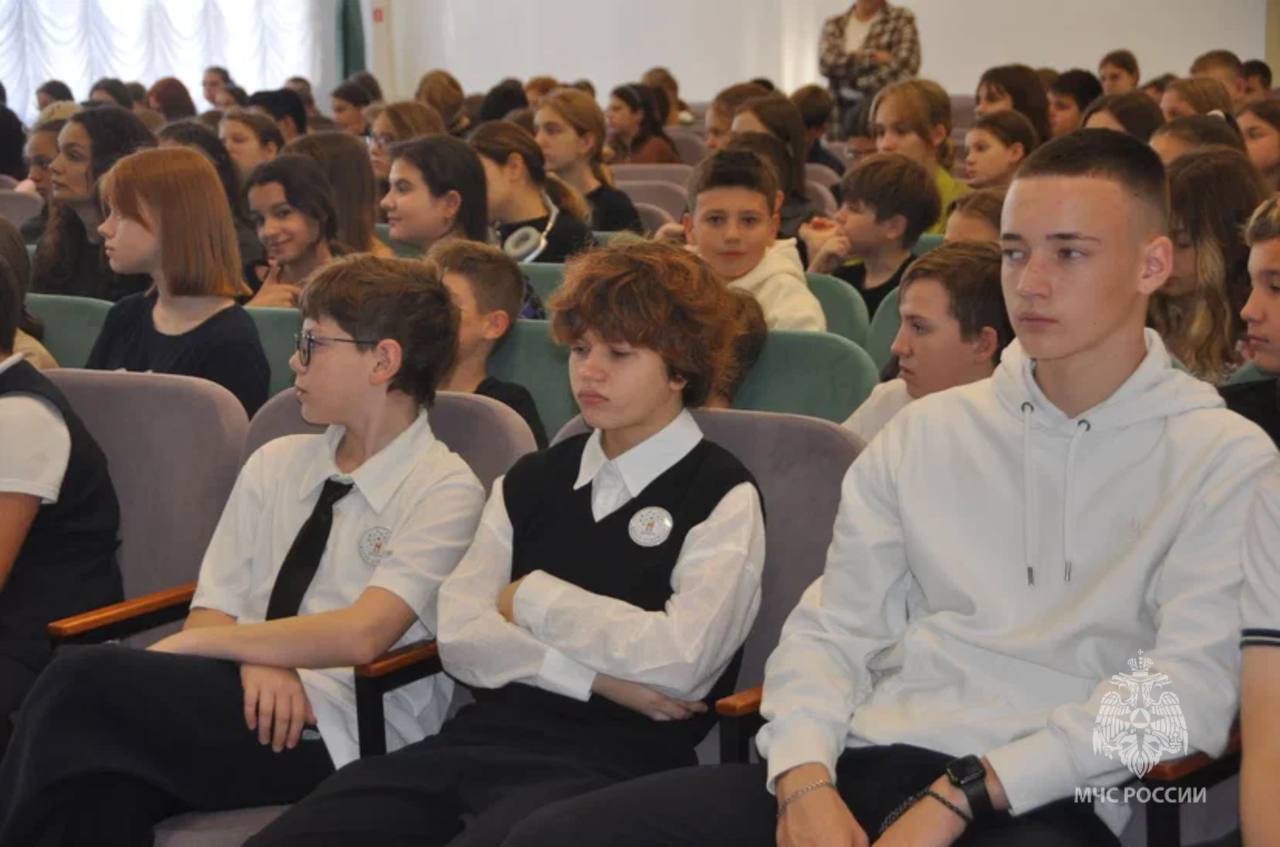 Ура, Каникулы’. В эти беззаботные для школьников дни сотрудники МЧС России провели для школьников уроки безопасности, где напомнили о правилах поведения на воде и при возникновении пожаров, МЧС России рекомендует родителям... Ура, Каникулы’. В эти беззаботные для школьников дни сотрудники МЧС России провели для школьников уроки безопасности, где напомнили о правилах поведения на воде и при возникновении пожаров, МЧС России рекомендует родителям...