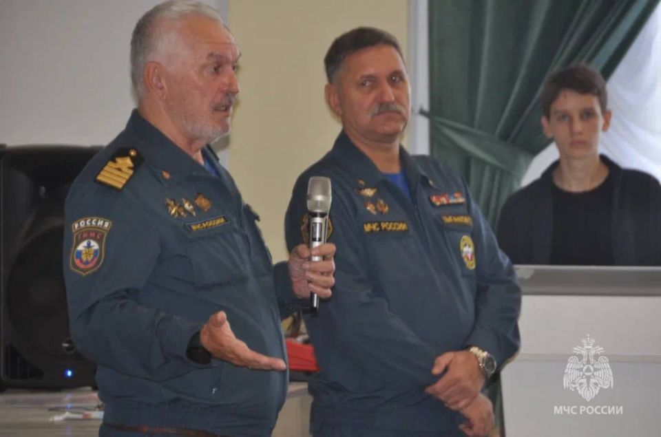 Ура, Каникулы’. В эти беззаботные для школьников дни сотрудники МЧС России провели для школьников уроки безопасности, где напомнили о правилах поведения на воде и при возникновении пожаров, МЧС России рекомендует родителям...