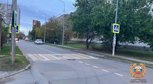 Сотрудники полиции устанавливают обстоятельства ДТП с пострадавшим несовершеннолетним пешеходом