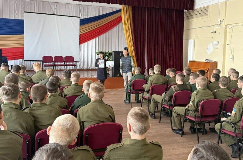 Сотрудники морозовской полиции продолжают профилактическую работу среди старшеклассников