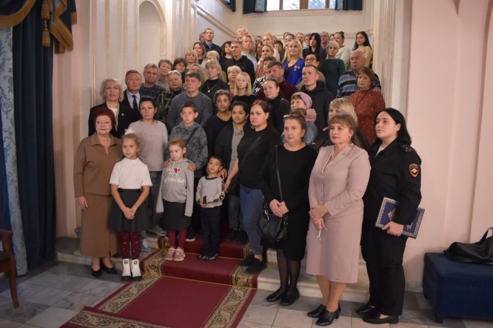 «День белых журавлей»: в Таганроге полицейские приняли участие в день, посвященный памяти Героев