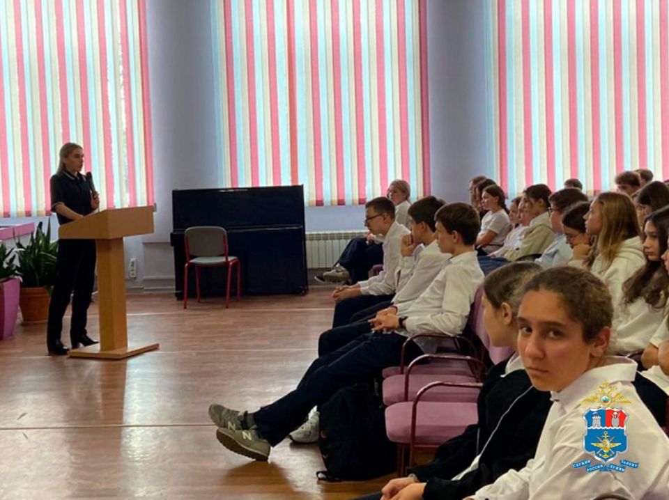 В рамках муниципальной программы «Обеспечение общественного порядка и профилактики правонарушений» инспектор по делам несовершеннолетних Ростовского линейного управления МВД России на транспорте капитан полиции Арина...