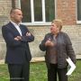 Первый заместитель главы Новочеркасска Константин Хмельницкий в рамках рабочего объезда посетил лицей №7, где сейчас идут работы по ремонту тира и оружейной