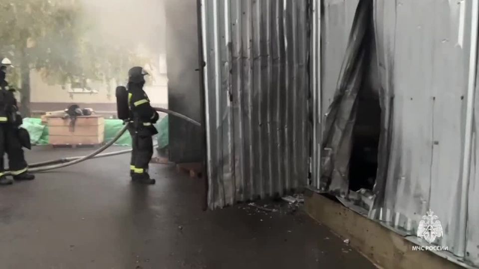 #ЬудниМЧС. В Аксае огнеборцы потушили склад с запчастями