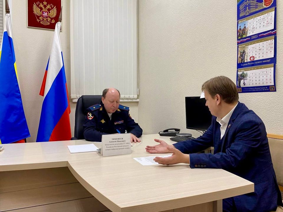 Прямо сейчас в донском полицейском главке заместитель начальника Главного управления генерал-майор внутренней службы Алексей Тимофеев проводит прием граждан