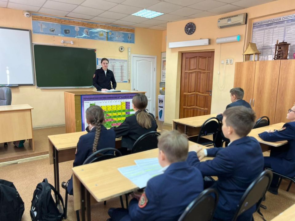 В юридической гимназии полицейские провели урок права для будущих стражей порядка