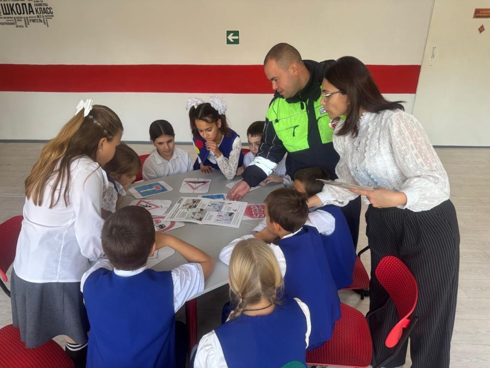 Новочеркасские Госавтоинспекторы проводят профилактическую работу со школьниками