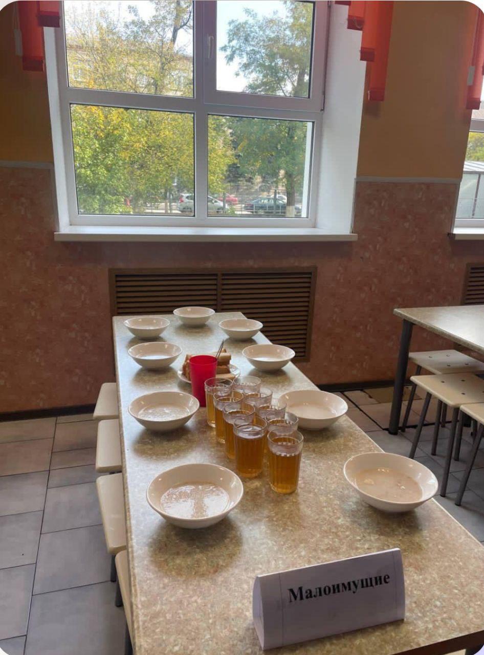 История с табличками «Малоимущие» и «СВО», появившимися в школьных столовых Азова, стала символом не просто административной небрежности, а глубокой моральной глухоты