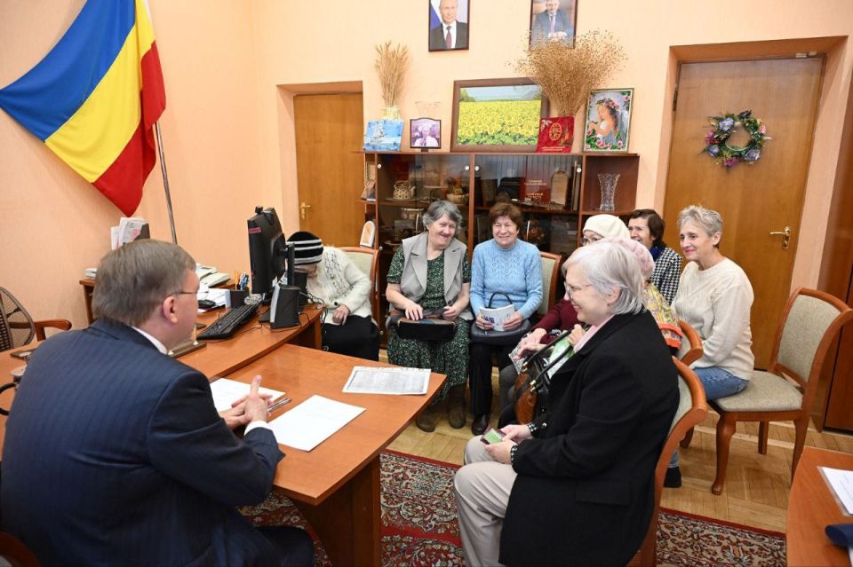 Сегодня на личном приеме граждан обсудил с группой ветеранов труда вопрос льготного проезда на водном транспорте